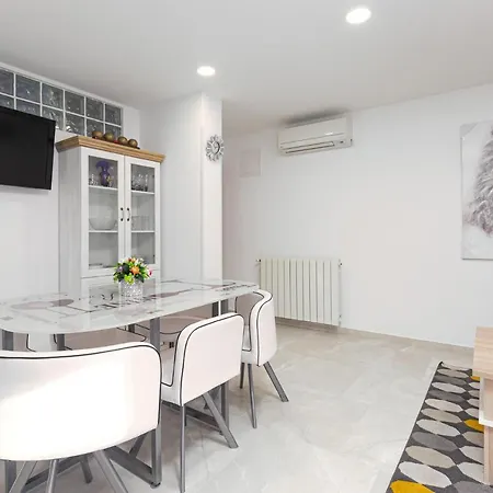 Apartment Alex - 100 Meters From Porec