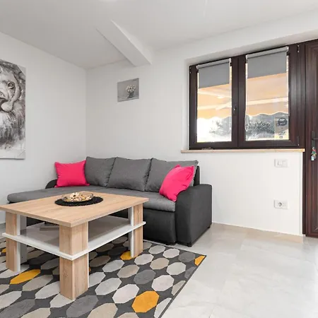 Alex - 100 Meters From Apartment