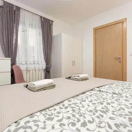 Apartment Alex - 100 Meters From